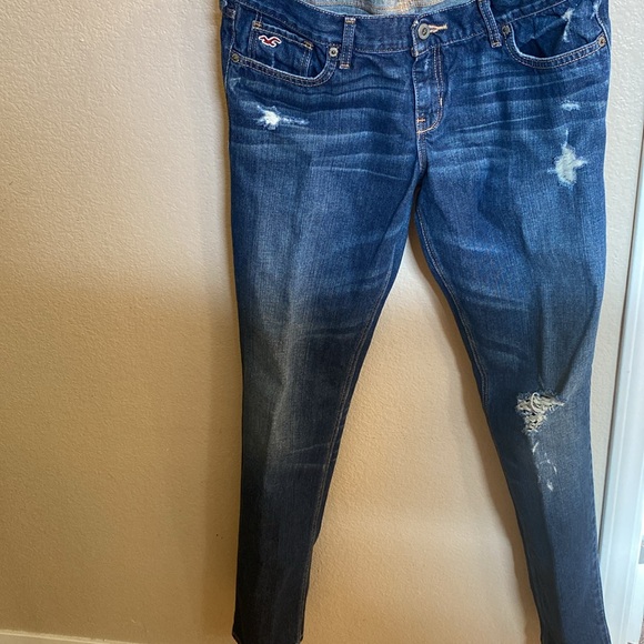 Hollister California jeans w/distress size 7R waist 28 Length 33 in great shape - Picture 2 of 10